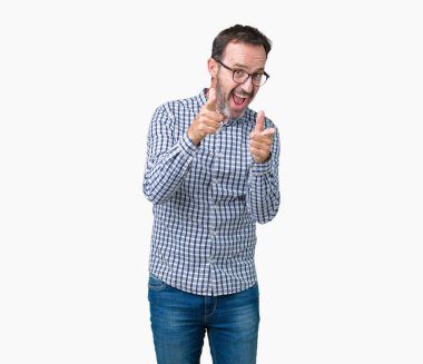 Fotoğraf makinesi ile mutlu ve komik yüz için parmakları işaret izole arka plan üzerinde gözlük takan yakışıklı orta yaş zarif üst düzey iş adamı. İyi enerji ve vibes.