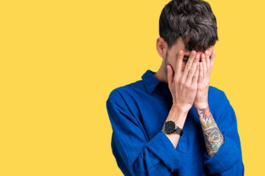 Yakışıklı delikanlı yüzünü elleri ile ağlayarak süre kapsayan üzgün ifade ile izole arka plan üzerinde. Depresyon kavramı.