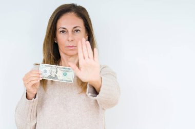 20 dolarlık banknot açık eliyle dur işareti ile ciddi ve kendine güvenen ifade, savunma jest yapıyor izole arka plan üzerinde tutan orta yaş kadın