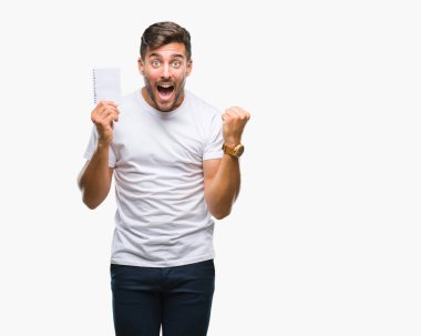 Duygu tezahürat gurur çığlık ve zafer ve başarı çok heyecanlı, kutluyor izole arka plan üzerinde defter tutan genç yakışıklı adam