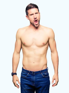 Şüpheci ve alaycı, çıplak göğüs şok karşısında, gösterilen yakışıklı gömleksiz adam bakan açık ağız ile şaşırttı