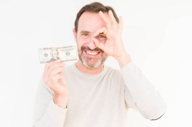 Komuta sizde mutlu yüz el parmaklarının arasından seyir göz üzerinde ok işaretiyle yapıyor gülümseyen izole arka plan üzerinde yirmi dolar banka Not tutarak