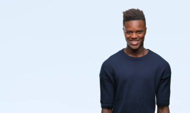 İzole arka plan ile bir mutlu ve güzel genç Afro-Amerikan adam yüzünde gülümseme. Şanslı kişi.