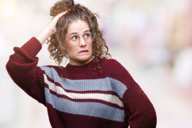 Güzel esmer kıvırcık saçlı Genç kız gözlük izole arka plan üzerinde yanıltır ve soru hakkında merak ediyorum. Şüphe, kafasına el ile düşünme ile belirsiz. Dalgın kavramı.