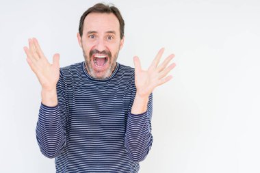 Deli kutluyor ve silah ile başarı için heyecanlı çığlık kaldırdı ve açık gözleri hayret izole arka plan üzerinde yakışıklı komuta sizde. Kazanan kavramı