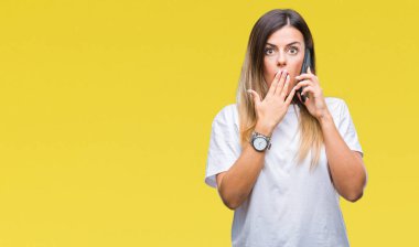 Genç güzel kadın konuşma arama izole arka kapak ağız el ile üzerinden Smartphone kullanarak hata, korku, sessizlik içinde gizli kavramı korkmuş ifade için utanç ile şok