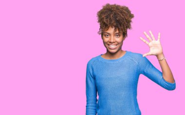 Güzel genç Afro-Amerikan kadın gösterilen ve parmakları ile işaret izole arka plan yüzünden kendinden emin ve mutlu gülümseyerek süre beş numara.