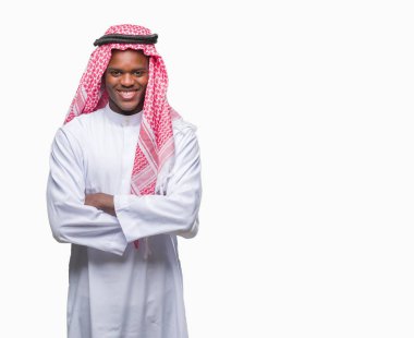 Geleneksel keffiyeh üzerinde giyen genç Arapça Afrika adam mutlu yüz ile gülümseyerek kameraya seyir silah geçti arka plan izole. Olumlu bir kişi.