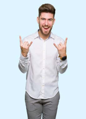 Genç yakışıklı iş adamı deli ifade rock simge elle yapıyor ile bağırarak. Müzik yıldızı. Ağır kavramı.