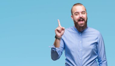 Genç beyaz hipster adam izole arka plan başarılı fikirle parmak işaret. Çıktıktan ve mutlu. Bir numara.