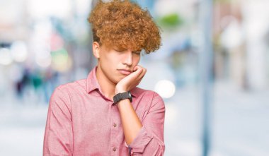 Genç yakışıklı iş adamı seyir yorgun ve bıkkın ile depresyon sorunları karşılıklı silah olan afro saç düşünce ile.