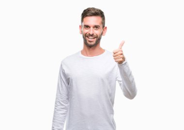 Yakışıklı delikanlı hareketi el ile mutlu yaşasın yapıyor izole arka plan üzerinde. Kameraya bakarak başarı gösteren ile ifade onaylama.