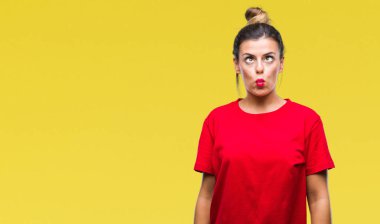 Genç güzel kadın izole arka plan yapma balık yüzüne dudaklı, çılgın ve komik bir jest. Komik ifade.