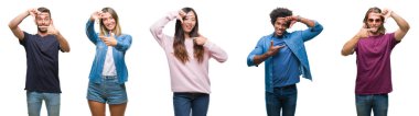Afro-Amerikan, İspanyol ve Çince bir grup insan eliyle yapım çerçeve ve parmakları ile mutlu yüz gülümseyen izole beyaz arka plan üzerinde bileşimi. Yaratıcılık ve Fotoğrafçılık kavramı.