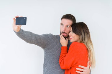 Aşk, Öpüşme ve birbirimizi selfie fotoğraf çekimi sarılma güzel genç çift