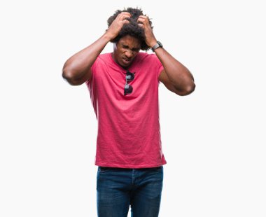 Afro Amerikalı adam çünkü umutsuz ve stresli baş ağrısı acı izole arka plan üzerinde ağrı ve migren. Ellerini kafasına.