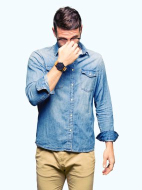 Yakışıklı adam gözlük yorgun sürtünme burun ve göz yorgunluğu ve baş ağrısı hissediyor. Stres ve hayal kırıklığı kavramı.