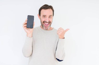 Komuta sizde gösteren smartphone ekran işaret ve başparmak kadar mutlu yüz gülümseyen tarafı ile gösteren izole arka plan üzerinde