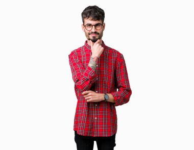 Emin çapraz kollar ve çeneme kaldırdı el ile gülümseme ile kameraya bakarak izole arka plan üzerinde gözlük takan yakışıklı delikanlı. Pozitif düşünce.