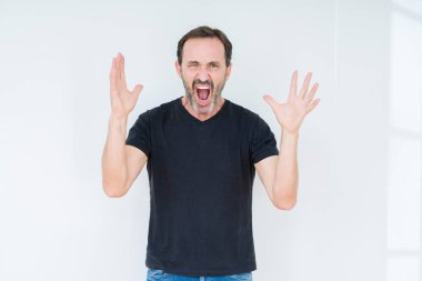 Komuta sizde kızgın ve silah ile başarı için deli kutluyor izole arka plan üzerinde kaldırdı ve heyecanlı çığlık gözler kapalı. Kazanan kavramı