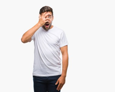 Mahcup ifadeyle parmaklarımın arasından seyir izole arka yüz ve gözler el ile kapsayan şok bakmak genç yakışıklı adam.