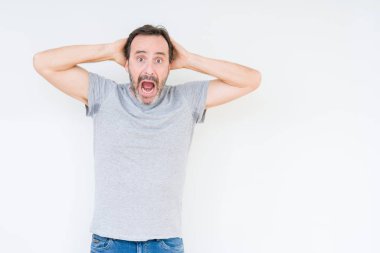 Yakışıklı komuta sizde üzerinde arka plan deli izole ve baş, korkuyor ve açık ağzı ile şok sürpriz elleriyle korkuttu