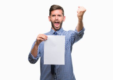 Genç yakışıklı adam holding boş kağıt üzerinde izole arka rahatsız ve boşa çıkarmak ile öfke, çılgın ve yükseltilmiş eliyle diye bağıran öfke kavramı bağırarak.