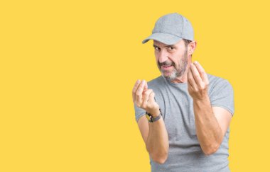 Maaş ödeme için milyoner iş isteyen yakışıklı orta yaş ağarmış komuta sizde Spor şapkası üzerinde arka plan yapıyor para hareketi el ile izole