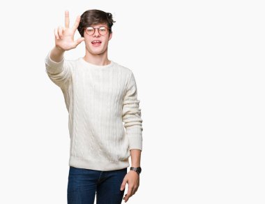 Gösterilen arka plan üzerinde gözlük takan genç yakışıklı adam izole ve parmakları ile işaret üçüncü gülümseyen ise kendinden emin ve mutlu.