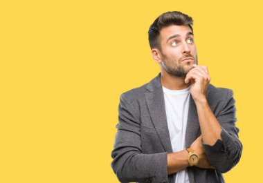 Genç yakışıklı iş adamı çene düşünme hakkında soru, dalgın ifade üzerine el ile izole arka plan üzerinde. Düşünceli yüzüyle gülümsüyor. Şüphe kavramı.