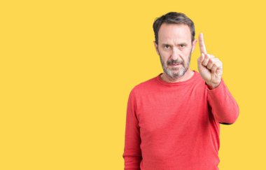 Yakışıklı orta yaş ağarmış komuta sizde giyen kış kazak izole üzerinde arka plan işaret parmağını ve kızgın ifade ile