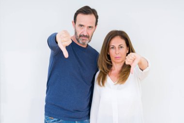 Mutsuz ve kızgın ret gösterilen ve başparmak aşağı hareketi ile negatif seyir izole arka plan üzerinde aşık güzel orta yaş kaç. Kötü ifade.