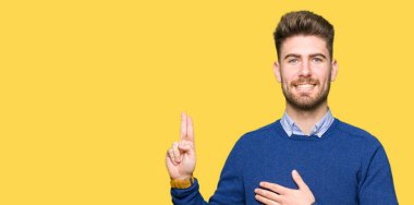 Genç yakışıklı bussines Swearing göğüs ve bir sadakat sözü yemin yapma parmaklar, el ile adam