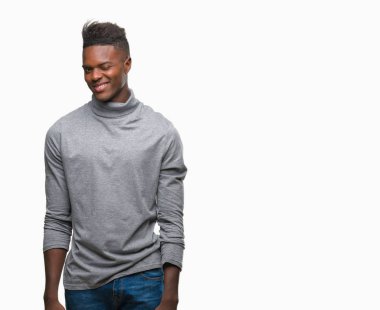 Seksi bir ifadeyle, neşeli ve mutlu yüzünü kameraya bakarak göz kırpıyor izole arka plan üzerinde genç Afro-Amerikan adam.