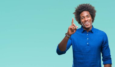 Başarılı fikirle parmağı yukarıyı izole arka plan üzerinde Afro Amerikalı adam. Çıktıktan ve mutlu. Bir numara.