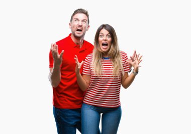 Genç çift izole arka plan çılgın ve kızgın bağırarak ve agresif ifade ve silah kaldırdı bağırmaya aşık. Hayal kırıklığı kavramı.