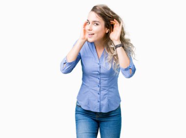 Güzel genç sarışın iş kadını iki eliyle kulak jest, dedikodu için meraklı üzerinde dinliyoruz izole arka plan üzerinde. İşitme sorunu, sağır