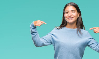 Genç güzel Arap kadın deli ve silah ile başarı için deli kutluyor izole arka plan üzerinde kaldırdı ve heyecanlı çığlık gözler kapalı. Kazanan kavramı