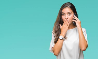 Hata, korku, sessizlik içinde gizli kavramı korkmuş ifade için utanç ile genç güzel Arap kadın üzerinde izole arka kapak ağız el ile telefonda konuşurken şok