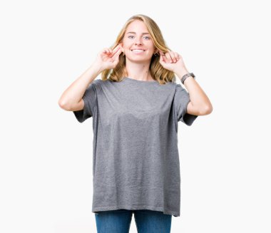 Parmak, komik jest ile izole arka plan gülen çekerek kulakları üzerinde büyük boy rahat t-shirt giyen güzel ve genç birbayan. Seçmelere sorun