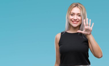 Genç Sarışın kadın gösterilen ve parmakları ile işaret izole arka plan yüzünden kendinden emin ve mutlu gülümseyerek süre beş numara.