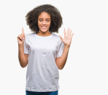 Genç afro Amerikan kadın gösterilen ve parmakları ile işaret izole arka plan yüzünden kendinden emin ve mutlu gülümseyerek süre 6 numara.