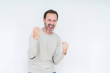 Gülümseyen ve başarı için çığlık zarif üst düzey adam izole arka plan çok mutlu ve heyecanlı kaldırdı, silah ile kazanan jest yapıyor. Kutlama kavramı.