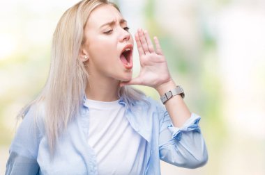 Genç Sarışın kadın bağırarak ve ağzı üzerinde el ile yan için çığlık izole arka plan yüzünden. İletişim kavramı.