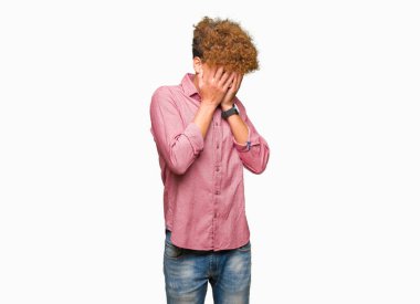 Yüzünü elleriyle ağlayarak süre kapsayan üzgün ifade ile afro saçlı Genç yakışıklı iş adamı. Depresyon kavramı.
