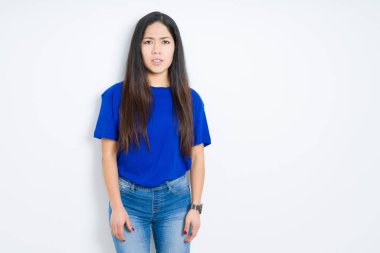 Güzel esmer kadın izole arka plan korkuyor ve sürpriz ifade ile şok yüzünden korku ve yüz heyecanlı.