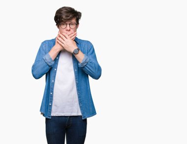 Üzerinde gözlük takan genç yakışıklı adam arka plan ağız hata için elleriyle kapsayan şok izole. Gizli kavramı.