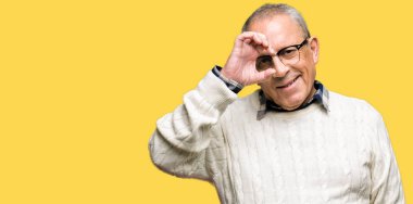 Mutlu yüz parmaklarıyla bakarak göz yakışıklı komuta sizde gözlük ve kış kazak el gülümseyen, ok jest yapıyor.