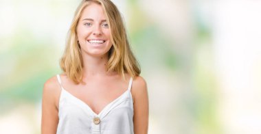 İzole arka plan ile bir mutlu ve serin güzel genç kadın yüzündeki gülümseme. Şanslı kişi.