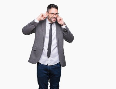 Yüksek sesle müzik gürültü rahatsız ifade parmaklarıyla kulaklarıyla kapsayan izole arka plan üzerinde genç yakışıklı iş adamı. Sağır kavramı.